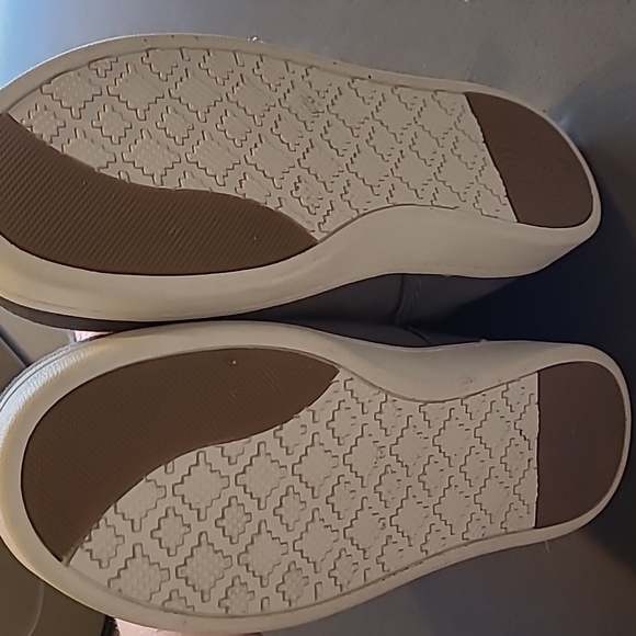 Womens size 7 Bearpaw boots. Suede grey - Picture 5 of 5